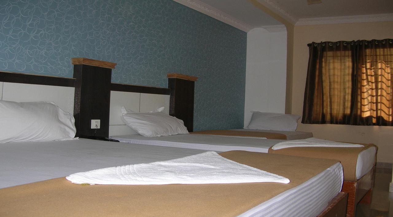 Ssb Residency Hotel ตีรูปาติ ภายนอก รูปภาพ