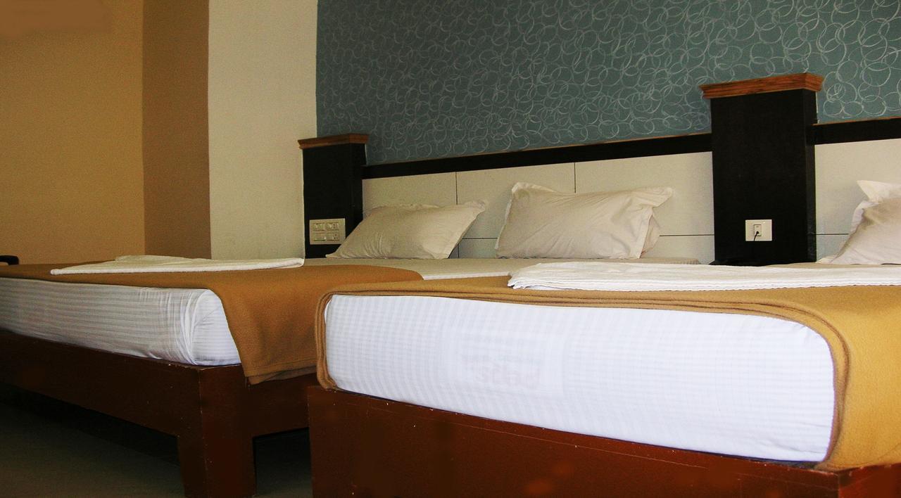 Ssb Residency Hotel ตีรูปาติ ภายนอก รูปภาพ