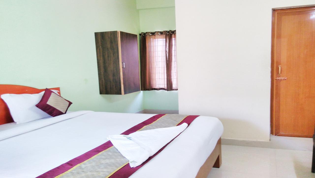Ssb Residency Hotel ตีรูปาติ ภายนอก รูปภาพ