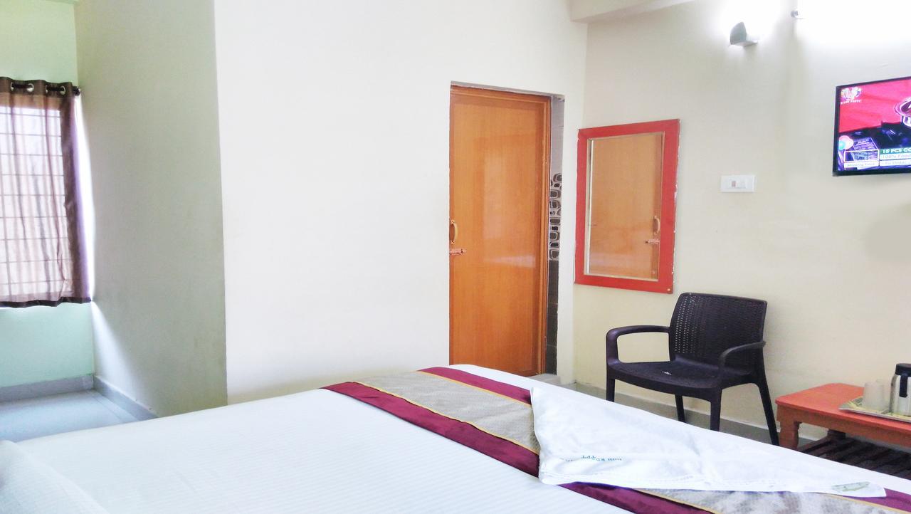 Ssb Residency Hotel ตีรูปาติ ภายนอก รูปภาพ