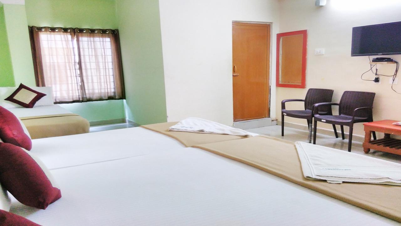 Ssb Residency Hotel ตีรูปาติ ภายนอก รูปภาพ